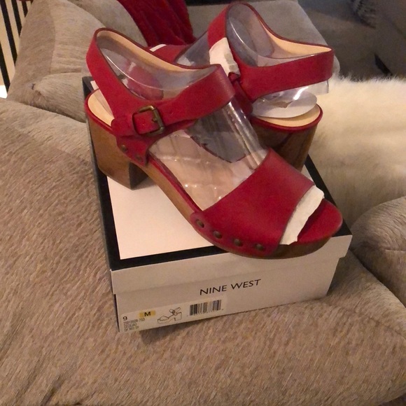 Red clogs - Picture 2 of 4